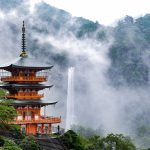 那智の滝と三重塔　 写真提供：(公社)和歌山県観光連盟